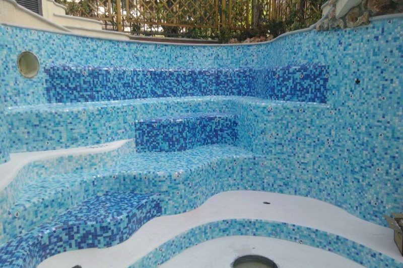Impermeabilizzazione piscina privata con lastre di vetro su fondo e pareti