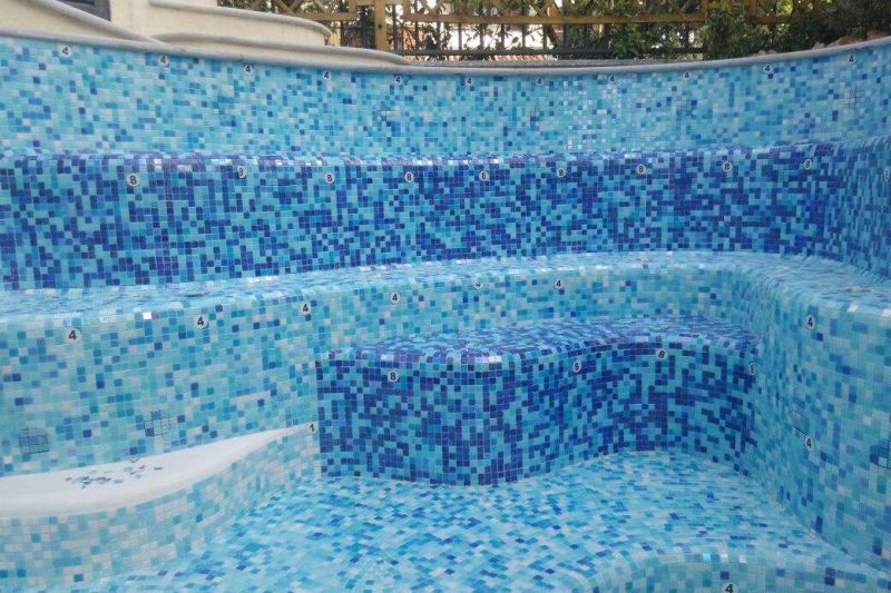 Impermeabilizzazione piscina privata con lastre di vetro su fondo e pareti